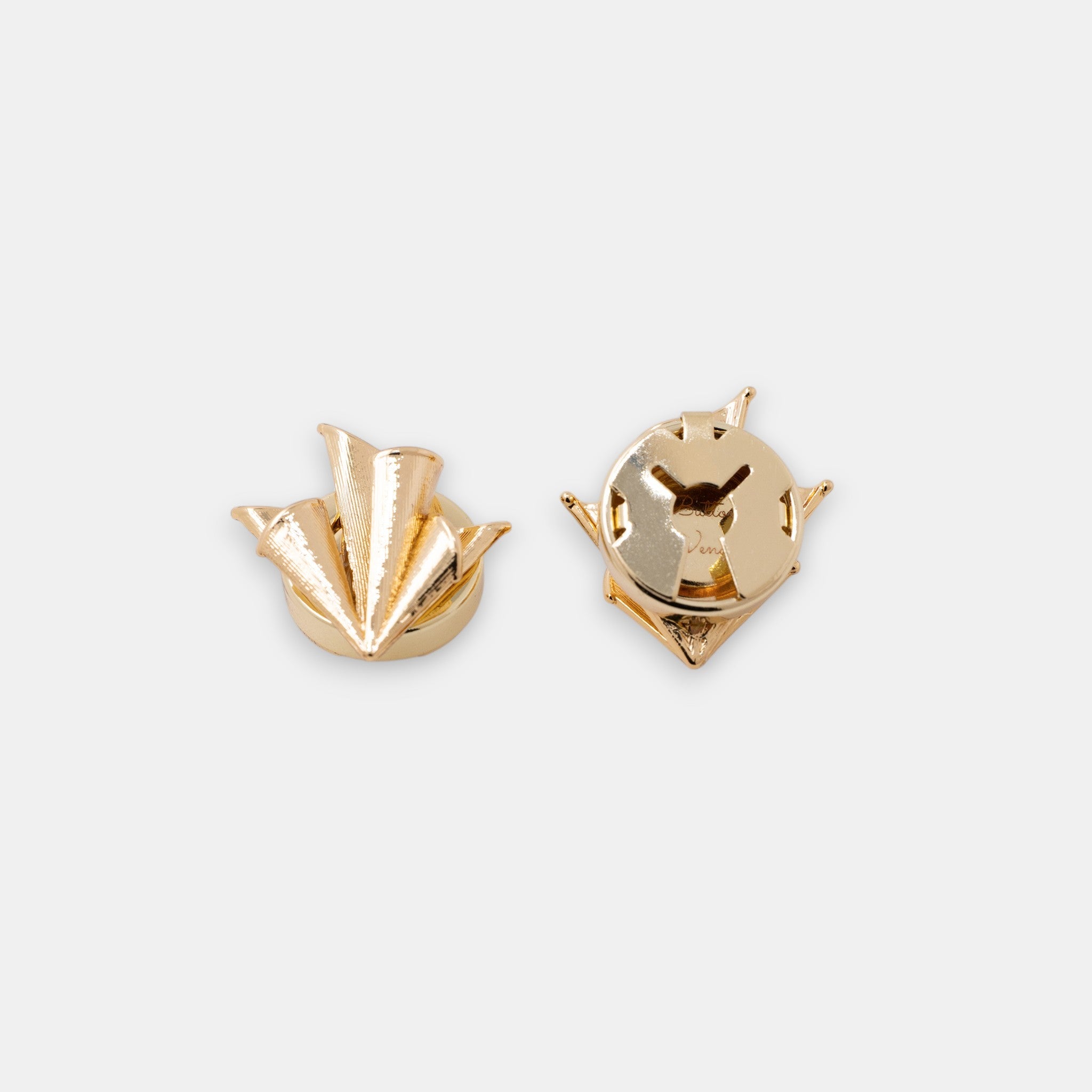 The Foulard 22K gold-plated clip-on button cover side featuring architectural silk-inspired folds.